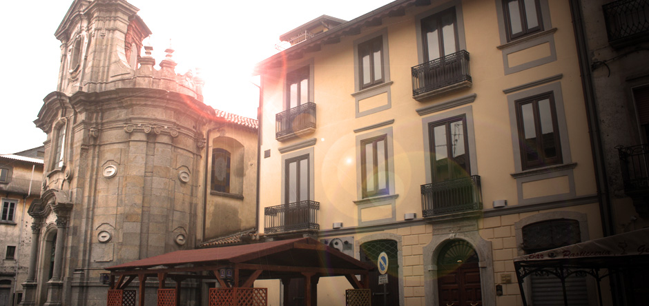 La bellisima facciata dell'edificio adiacente alla stupenda Chiesa dei Sette Dolori