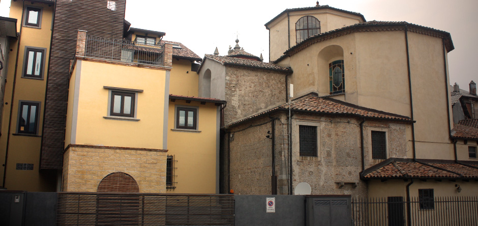 Entrata posteriore con parcheggio e giardino